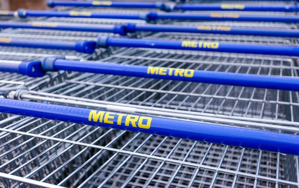 Grand panier vide bleu Metro store — Photo