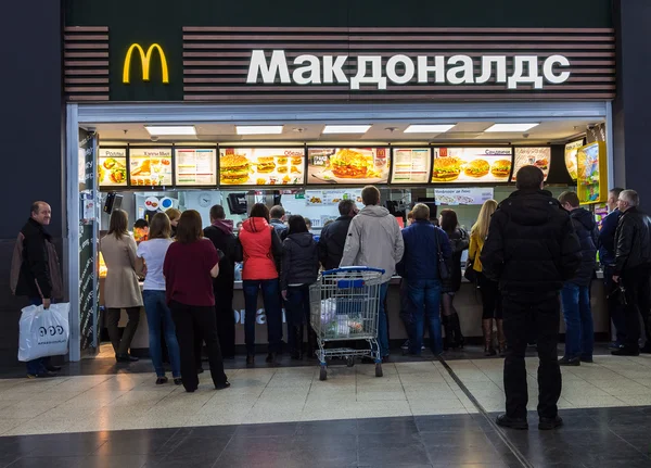 Pessoas comprando fast food no restaurante McDonald 's — Fotografia de Stock