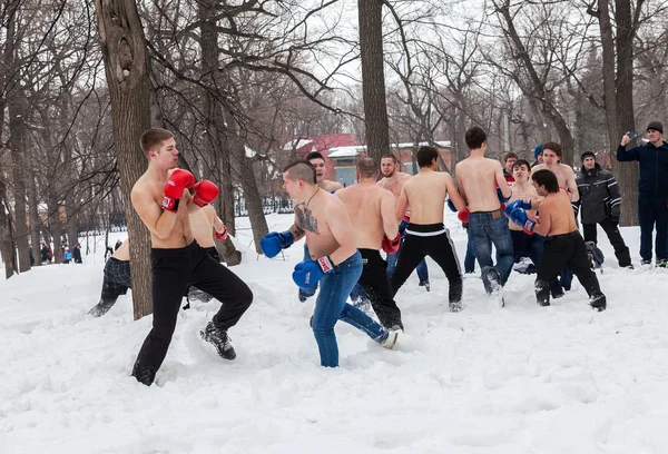 Strijders van bokspartij op het festival van Maslenitsa in Rusland — Stockfoto