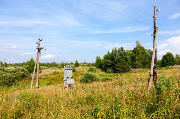 Antigua subestación de transformadores de potencia en el pueblo — Foto de Stock
