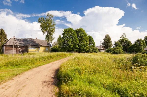 Piccolo villaggio nella Russia centrale nella soleggiata giornata estiva — Foto Stock