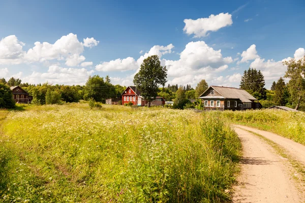 典型的小村庄，在俄罗斯中部在阳光灿烂的夏天的一天 — 图库照片
