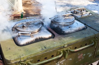 Asker beslemek için mobil metal mutfak ocağı
