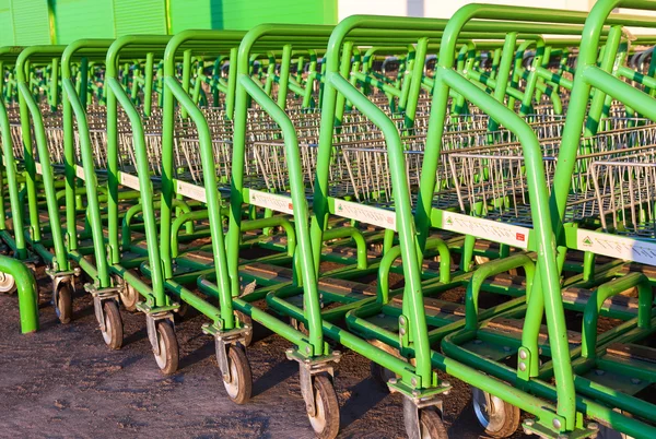 Grande carrinho de compras verde vazio loja Leroy Merlin — Fotografia de Stock