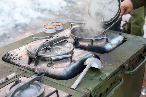 Cocinar en una cocina de campo militar en condiciones de campo —  Fotos de Stock