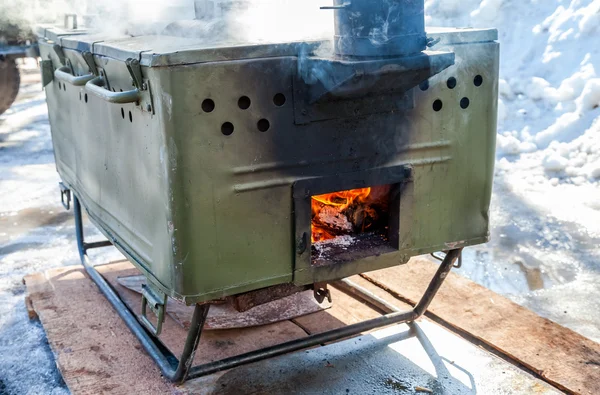 Cuisiner la nourriture dans une cuisine militaire sur le terrain dans des conditions de terrain — Photo