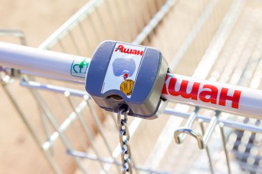 Boş kırmızı alışveriş sepeti Auchan depolamak