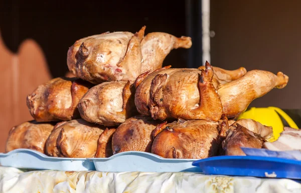 Копченая курица готова к продаже на местном рынке — стоковое фото