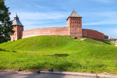Yaz güneşli günde Novgorod Kremlin duvarları. 10 dakika sonra kurulan