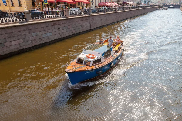 Barco turístico pasa por el canal en un día soleado en el hist — Foto de Stock