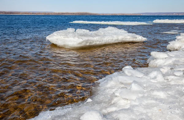 Flottement de glace sur la Volga par temps ensoleillé — Photo