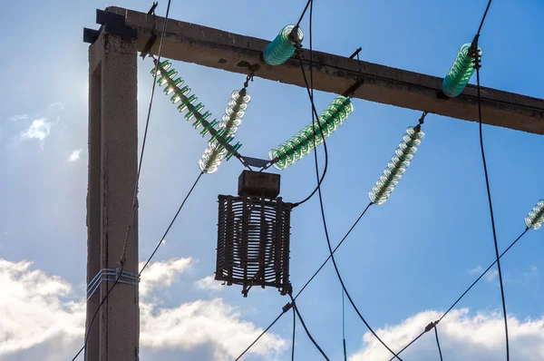 Sistema de fiação e isoladores de linha de energia sobre o céu azul — Fotografia de Stock