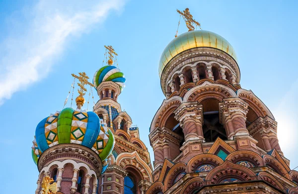 Kupoler av kyrkan av Frälsaren på utspillt blod i st. petersburg — Stockfoto