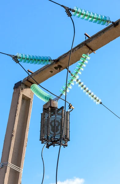 Sistema de fiação e isoladores de linha de energia sobre o céu azul — Fotografia de Stock