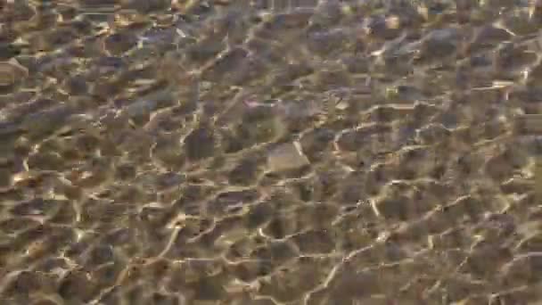 Petites vagues sur une surface d'eau comme fond — Video