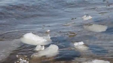 Güneşli bir günde buz Nehri üzerinde yüzen