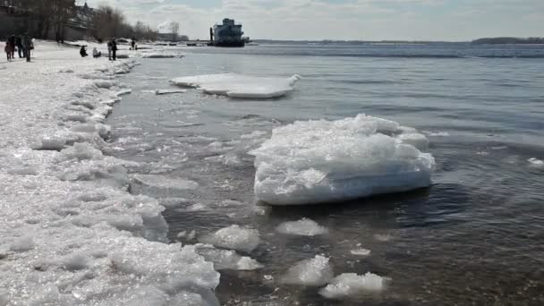 Πλωτή πάγου στον ποταμό στην ηλιόλουστη ημέρα — Αρχείο Βίντεο