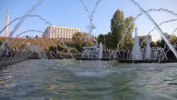 La fuente en el paseo marítimo en el día soleado — Vídeos de Stock