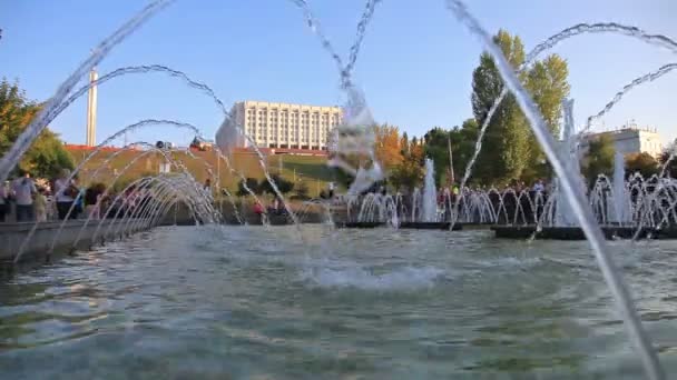 La fuente en el paseo marítimo en el día soleado — Vídeos de Stock