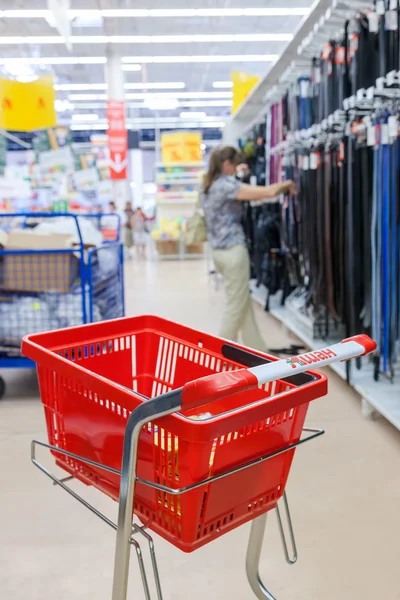 Carrito de compras rojo vacío Tienda Auchan —  Fotos de Stock