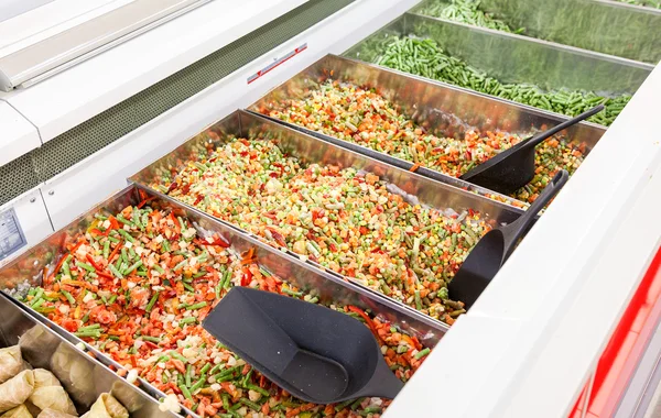 대형 슈퍼마켓 네트워크에 냉동 야채 판매 — 스톡 사진