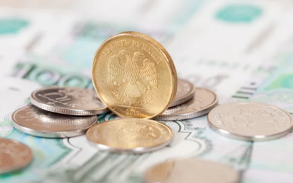 Ryska rubel mynt och sedlar på nära håll — Stockfoto