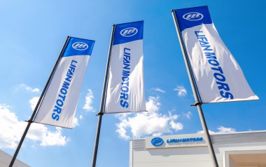Lifan motorlar bayrakları mavi gökyüzü üzerinde