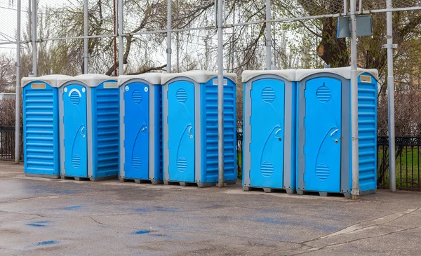 Fila de inodoros portátiles en el exterior — Foto de Stock