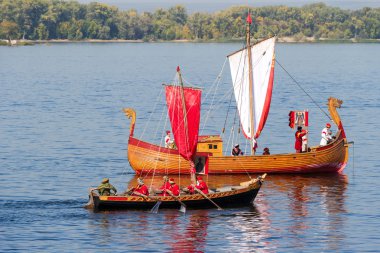 Güneşli sa Volga Nehri üzerinde yüzen eski yelkenli gemi