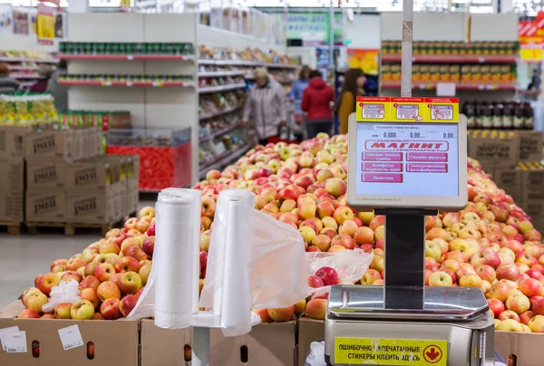 Elektronische weegschalen in de nieuwe hypermarkt Magnit. Ruslands larges — Stockfoto