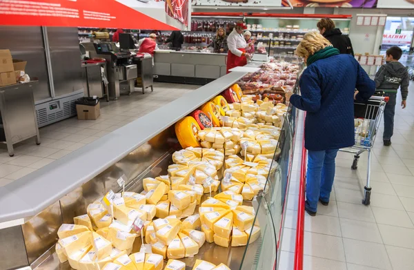 Escaparate con queso listo para la venta en el supermercado Magnit, Rusia — Foto de Stock