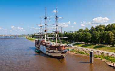 Yaz günü Volhov nehirde üzerinde eski yelkenli gemi