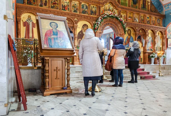 Orthodox Christians inside the Church of  Resurrection in the Ho — Stock Photo, Image