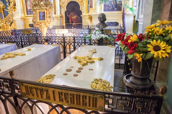 Tomb of Peter the Great in the Peter and Paul cathedral — Stock Photo, Image