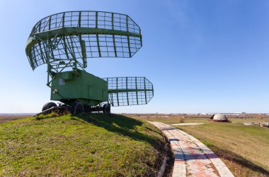 Mavi gökyüzü karşı askeri Rus radar istasyonu