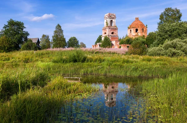 Russian landscape with small tranquil river and old church in th — Stock Photo, Image