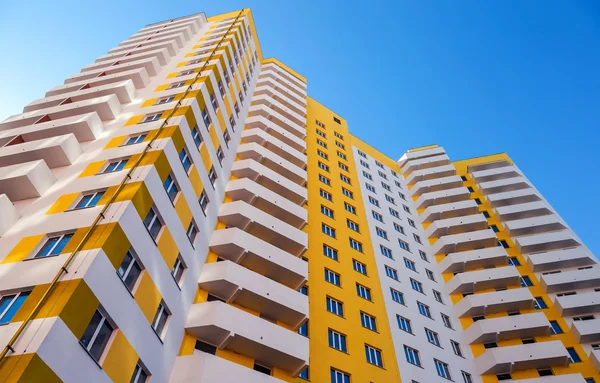 Yapım aşamasında bir mavi gökyüzü b karşı yüksek apartmanlar — Stok fotoğraf