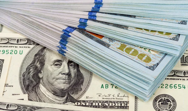 Hoop van honderd-dollarbiljetten close-up — Stockfoto