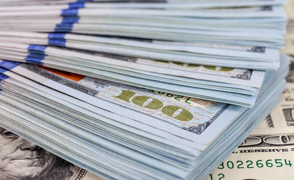 Yüz dolarlık banknotlar yığını kapat — Stok fotoğraf