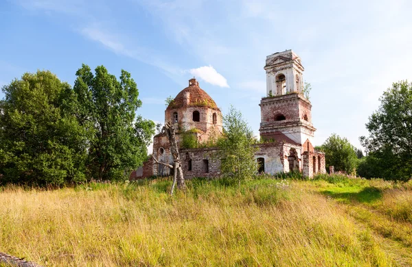 Typical russian landscape with old abandoned church in summertim — Stock Photo, Image