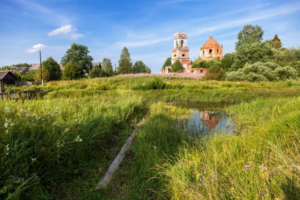 Traditional russian landscape with small tranquil river and old — Stock Photo, Image