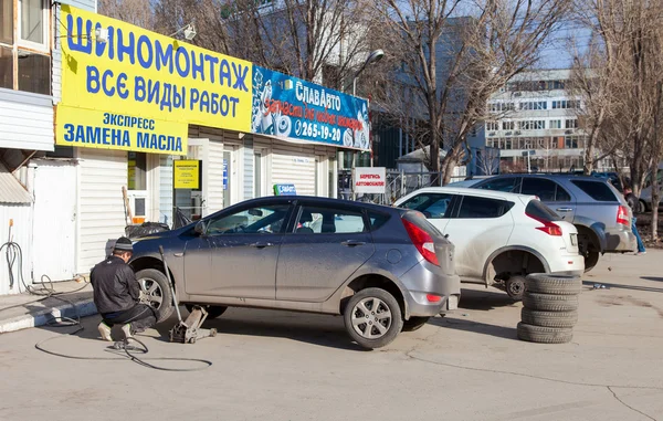 Massen-Austausch von Autorädern Winter auf Sommer in Samara — Stockfoto