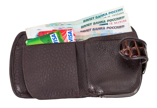 Кошелек с российскими рублями и кредитными картами, изолированный на белом — стоковое фото
