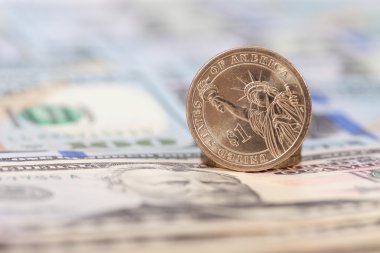 Bir Amerikan Doları jeton banknotlar üzerinde kapat