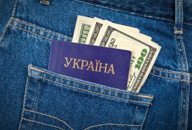 Ukrayna pasaportu ve dolar faturaları arka kot pantolon cebinde