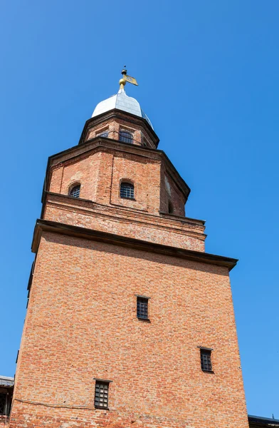 Kokuitårnet i Novgorod Kreml (Russland) mot blå himmel – stockfoto