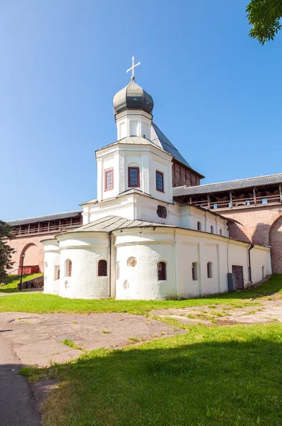 Iglesia de la intercesión de la Santísima Virgen en Novgorod Kremli — Foto de Stock