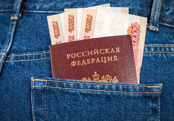 Russische roebel rekeningen en paspoort in de achterzak jeans — Stockfoto