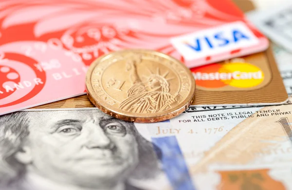Foto de VISA y Mastercard tarjeta de crédito con dólares americanos —  Fotos de Stock