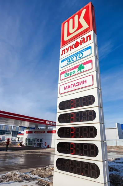 Señal de la gasolinera Lukoil. Lukoil es el segundo mayor petróleo de Rusia c —  Fotos de Stock